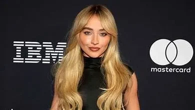 لماذا تتصدر قصة Cowgirl صيحات الشعر هذا الصيف؟