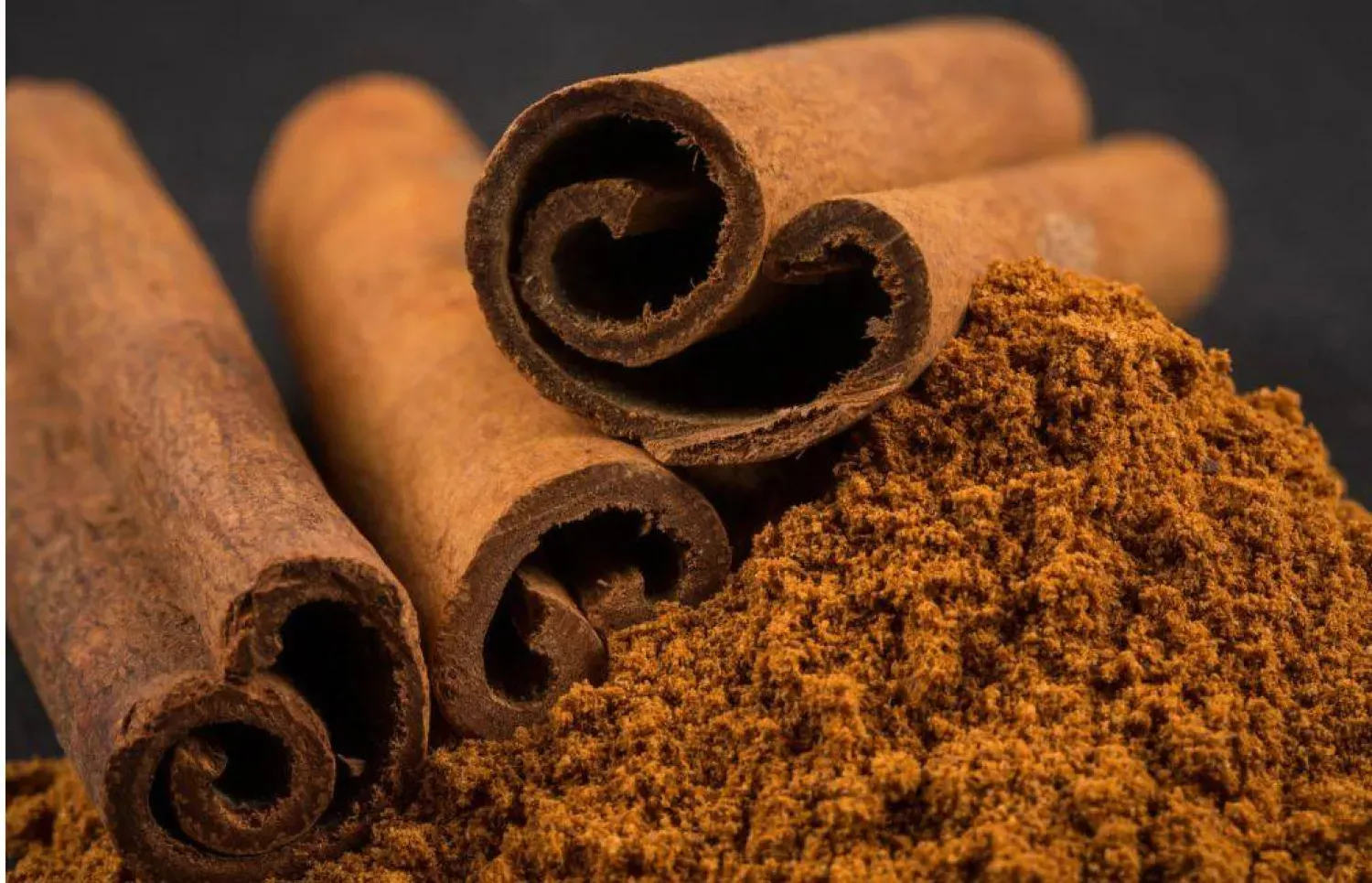 أضرار شرب القرفة يوميًا: تحليل شامل للمخاطر الصحية والسمية الكبدية الخفية